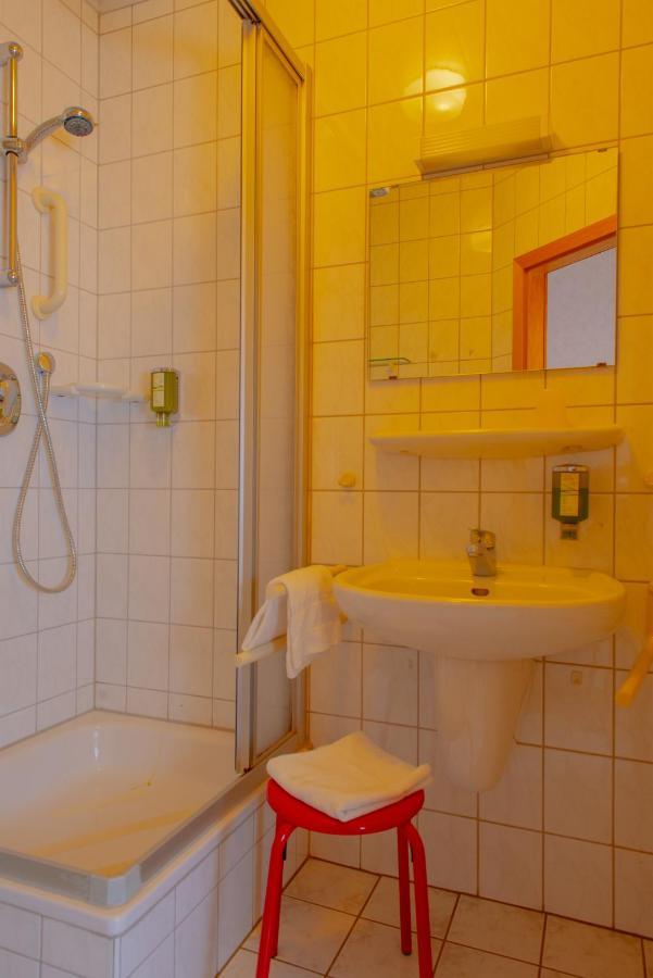 Christliche Gaestehaeuser Weinstrasse Neustadt an der Weinstraße Esterno foto