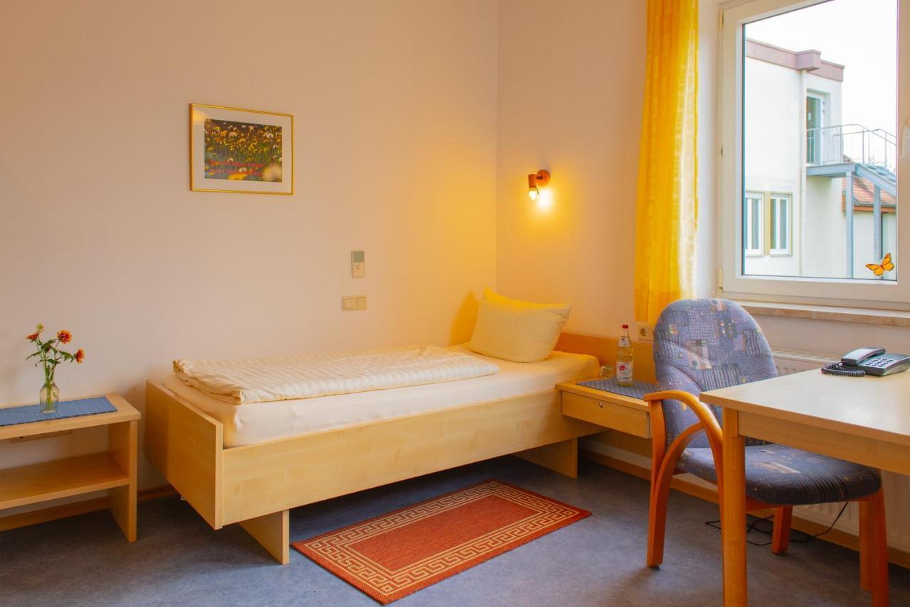 Christliche Gaestehaeuser Weinstrasse Neustadt an der Weinstraße Esterno foto